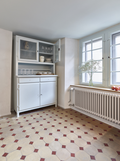 Kche mit Kchenbuffet und altem Boden