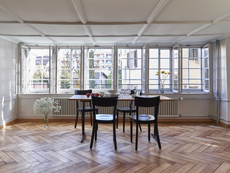 Stube mit Wagenfenster